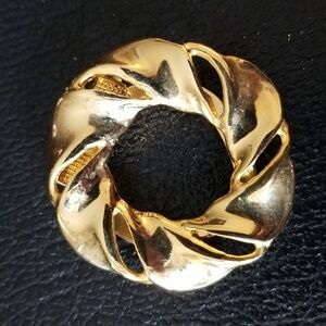 Scarf pin gold-tone circle with folded ribbon wreath appearance